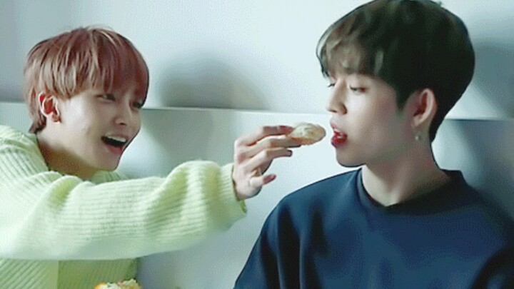 【SEVENTEEN】Our guys even use their teammates’ hands when eating—super sweet mutual feeding series