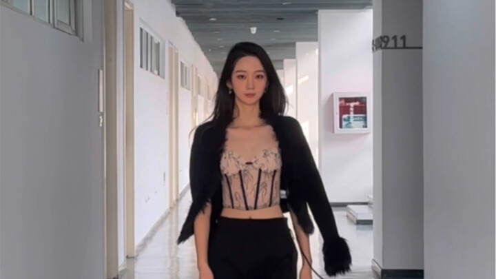 Bộ sưu tập đen trong buổi trình diễn thời trang