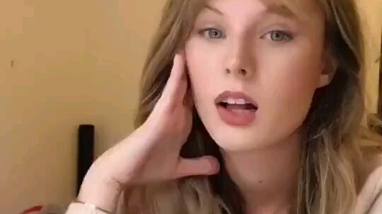 Versi luar negeri TikTok dihebohkan oleh seorang wanita cantik yang mirip Taylor Swift