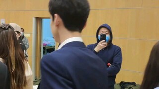 “原来！明星真的是一群人里面你一眼就能看见”