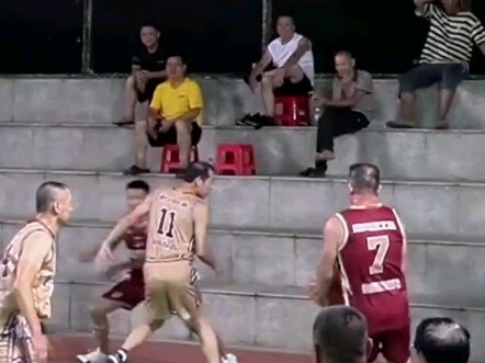 ผู้นำ: น้องหนุ่ม กางเกงหลวมไปหน่อยนะ  หัวหน้า: อืม คงต้องเตือนสักหน่อยแล้วล่ะ