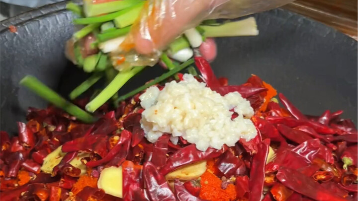 Chongqing super-spicy, numbing beef tallow hot pot! Does this soup base look authentic to you?