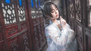 "Falling" Menari dengan Kostum Tradisional China