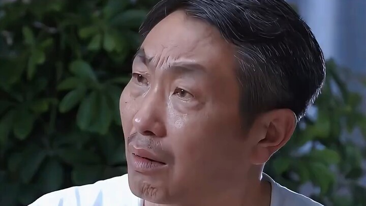 The daughter-in-law is bullied by her sister-in-law, and the father-in-law boldly stands up for her.