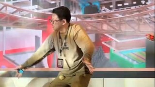 يو تشونغ الذي رقص بحماس في الاجتماع السنوي؟