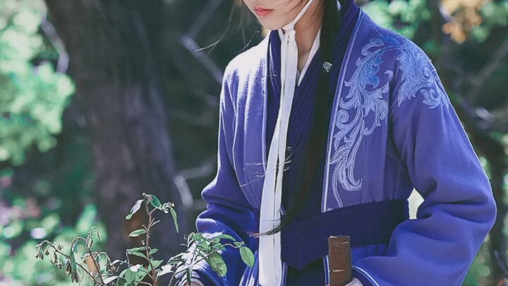 难怪她在这部剧里的仪态那么好，原来每一个动作都是礼仪老师的精心设计