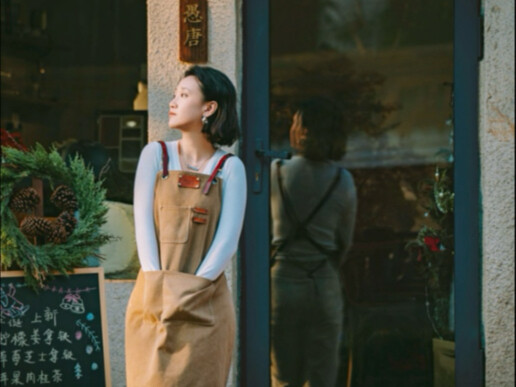 Photo in a Bottle: The Cafe Owner Who Loves the Ocean