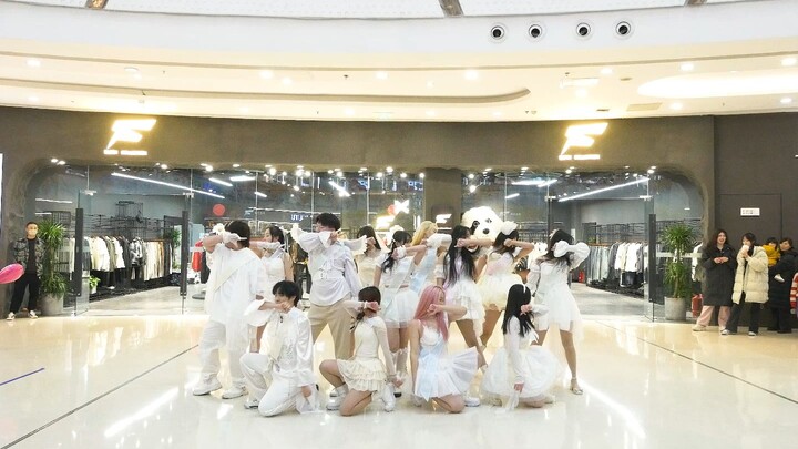 [Roadshow] สมาชิก Cosmic Girls กลับมารวมตัวกันเต้น "It's a Secret" เพื่อฉลองครบรอบ 8 ปีของพวกเธอ? - 