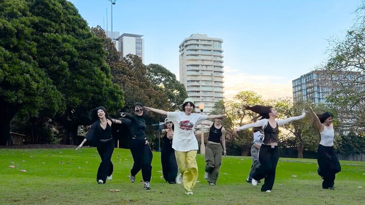 Yujqi shared a city dance video from Sydney.