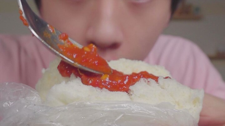 Apakah saus daging sapi yang dijual bersama pie kuning telur memang enak? Pria tampan ini akan menco