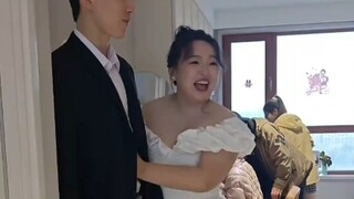 姐姐结婚，前来参加的姐妹都摸摸弟弟的腹肌：不白来，都不白来