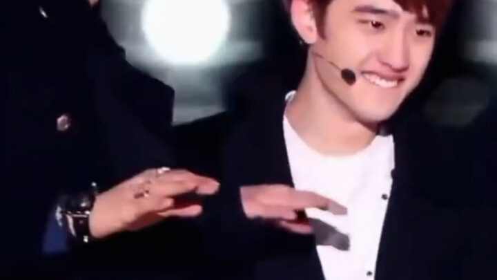 Sehun proves his vocal prowess by singing live, and everyone’s laughing so hard—hahahaha!