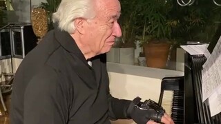 An 80-year-old Brazilian pianist plays the piano again after more than a decade, thanks to a bionic 
