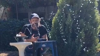 Saat pipa air yang menempel pada pengeras suara bergetar dengan frekuensi yang berbeda, Anda bisa me