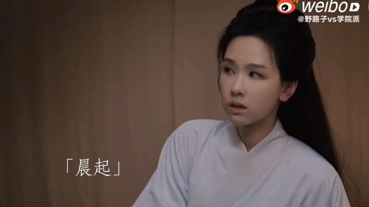 这才是真实一起床的样子吧，而不是一起来就有精致的妆容，满头的发簪和装饰
