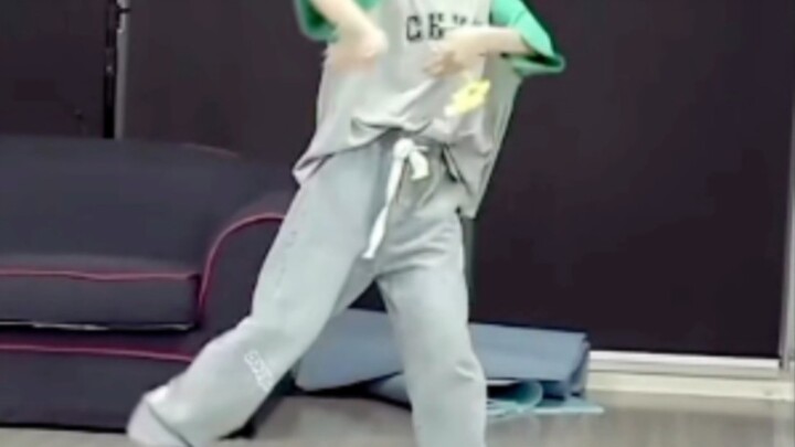 How can she look so good just by twisting her body? [Zhang Hanrui's female group dance]