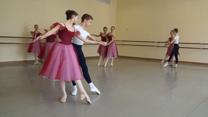 Lớp học Waltz-Gavotte tại Học viện Ba lê Đại học Tổng hợp Moscow (Múa lịch sử)