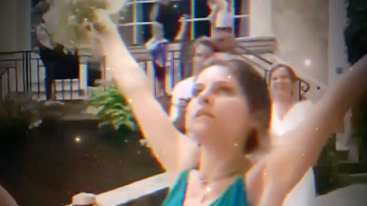 هي تعبث وهو يضحك.