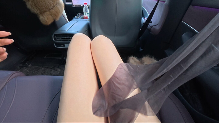 Rekaman proses mengenakan stoking abu-abu super tipis di dalam mobil saat berada di alam terbuka, su