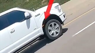 "Your car is on fire!" A thrilling scene on the highway