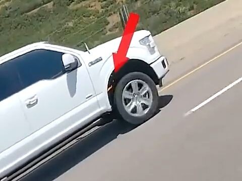 "Your car is on fire!" A thrilling scene on the highway