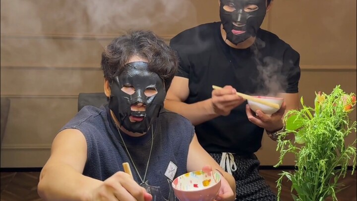 หนุ่มหล่อเล่นไพ่นกกระจอก