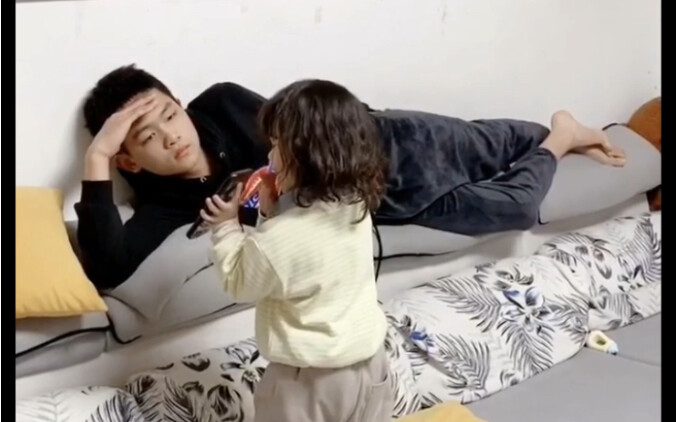 Three phone call scenes of the younger sister