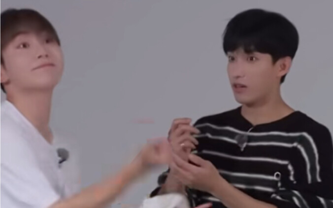 甜甜模仿美美姐的烦躁脸简直一摸一样！！！