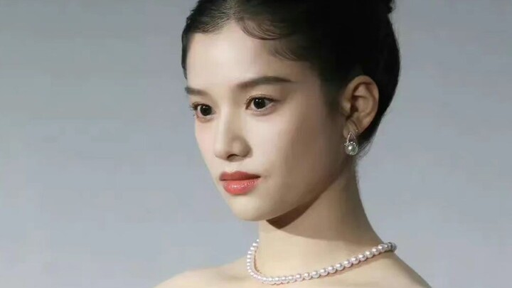 Zhang Jingyi’s baby-hair bangs look so natural and beautiful!