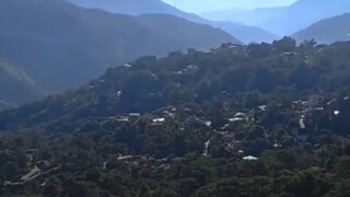 #菲律宾旅游 拥挤的mines View Park这个地方真的很拥挤，像我们拍摄的所有照片里都有无数的照片轰炸机哈哈哈，很多人在我们后面。 这里风景很好，但由于人