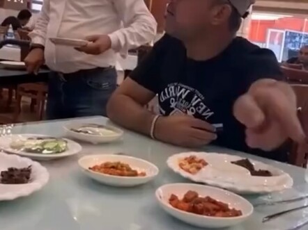 Trêu chọc người qua đường