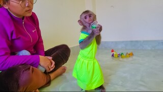 Snack Time!! Wow, Yaya stands up straight enjoys eating jelly cake with Mom