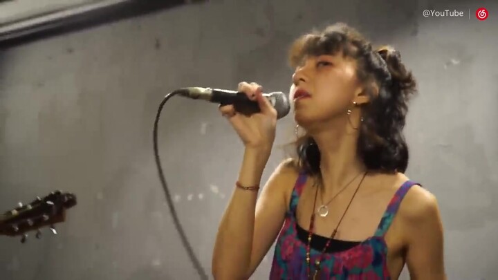 Beautiful girl covers Lao Wang Band's "I'm Still Young, I'm Still Young"