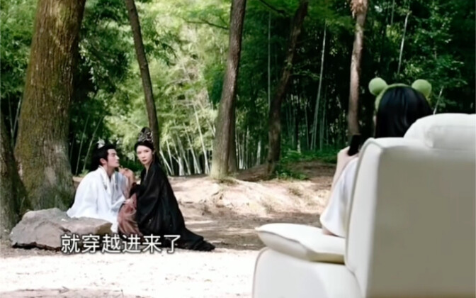 Cewek lagi nonton TV di rumah, tiba-tiba sekejap kemudian dia langsung melintasi dimensi!