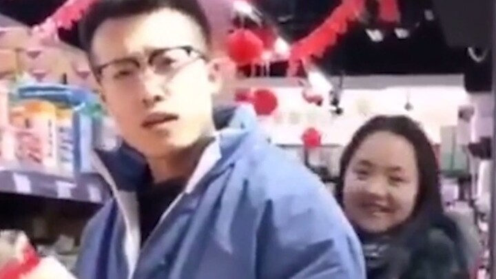 สาว: ดูสิ ฉันอยากหัวเราะเหรอ?