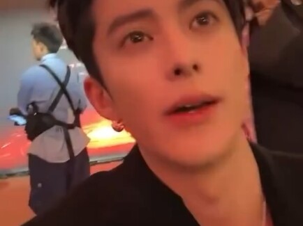 笑亖！向佐把自己的直播间交给王鹤棣了，说喜欢他。