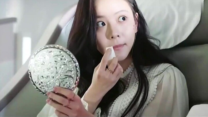 Meeting a makeup artist on the plane, the acne-prone girl turned into a goddess in seconds