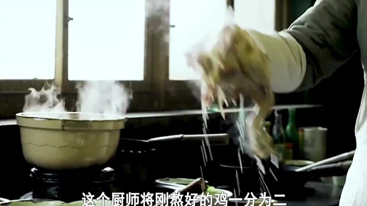 Đầu bếp lén mang một con gà từ nhà ăn về nhà, nào ngờ hàng xóm vừa mới bị mất gà, thế là anh ta thàn