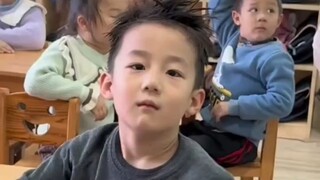 幼儿园老师记录班级“最帅小伙”，谁懂啊？一个动作氛围感就上来了，网友：原来我男朋友还在读幼儿园。