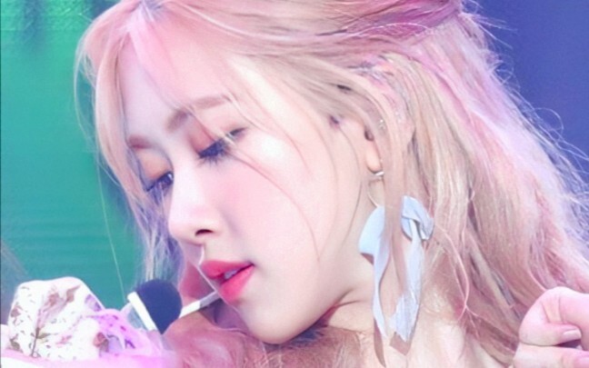 [Beauty Overload] Warning: High-octane visuals ahead! Can even the main vocalist of a K-pop group lo