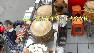 Bé con đáng yêu năm tuổi trông cửa hàng gặp khách mua bánh bao, một bên dám mua, một bên dám bán. Cư