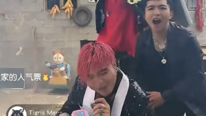 Sambil bernyanyi tiba-tiba ribut, sekarang baru tahu kalau mereka benar-benar nyanyi, kan? Bigbang Y