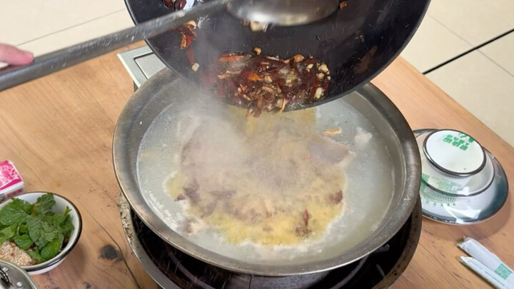 หม้อไฟเนื้อแกะมีความพิเศษ แต่ไม่แนะนำให้รับประทานเลือดแกะสดนะคะ