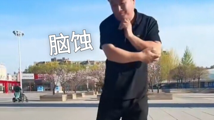 Người ta đi dạo, nhảy múa ở quảng trường, còn tôi thì đang “nhảy ăn não”