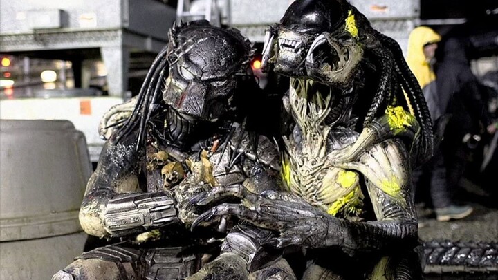 The ultimate showdown between Aliens and Battlestar Galactica — a crossover of two mega-hot IPs — tr