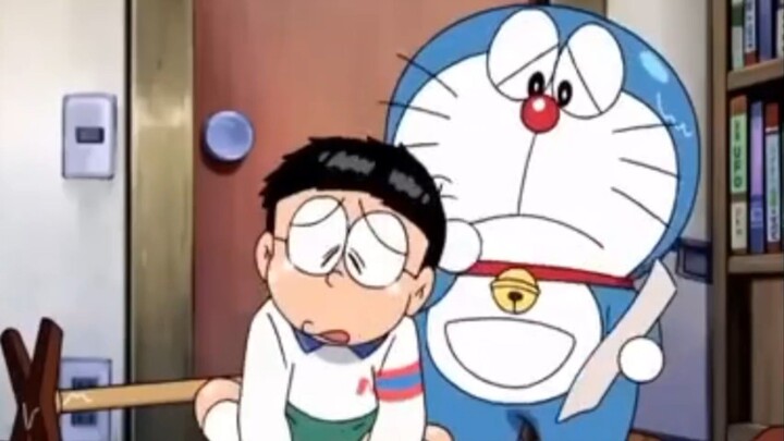 doraemon menenangkan nobita yang sedih