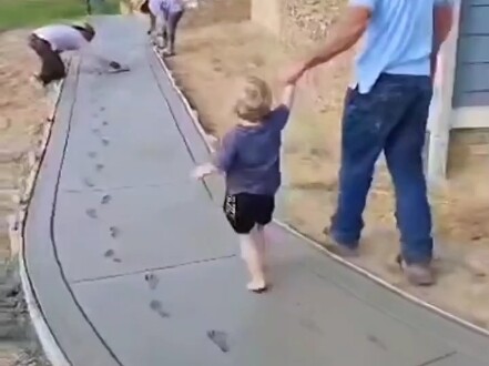 This bald foreign uncle is so heartwarming!