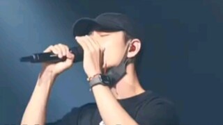 Hãy để quá khứ trôi theo gió~ tất cả trôi theo gió~
