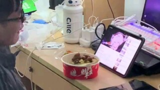 Why did my roommate watch Honkai Impact 3 at 12 o'clock and cry while eating?
