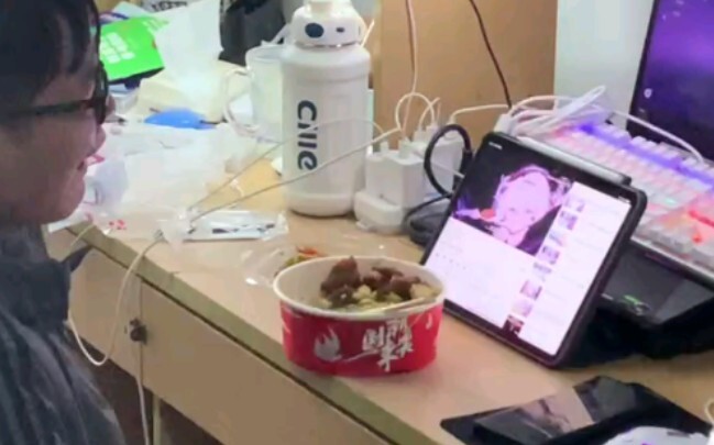 Why did my roommate watch Honkai Impact 3 at 12 o'clock and cry while eating?